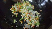 菠萝鲜虾炒饭的做法步骤8