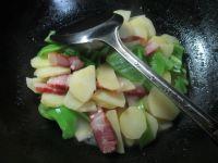 尖椒腊肉炒土豆的做法步骤4