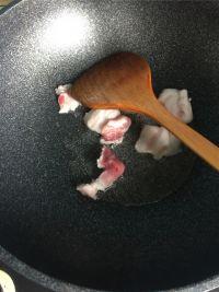 五花肉炖油豆角的做法步骤3