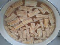 四季豆炒腐竹的做法步骤1